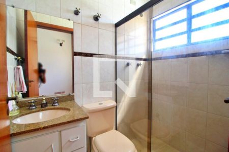 Casa à venda com 300m², 4 quartos e 6 vagasBanheiro da Suíte 2