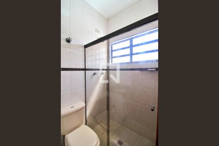 Casa à venda com 300m², 4 quartos e 6 vagasBanheiro da Suíte 2