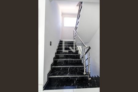 Casa à venda com 640m², 4 quartos e 7 vagas Casa à venda com 640m², 4 quartos e 7 vagasEscada