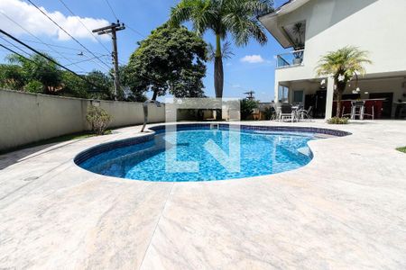 Casa à venda com 640m², 4 quartos e 7 vagas Casa à venda com 640m², 4 quartos e 7 vagasPiscina