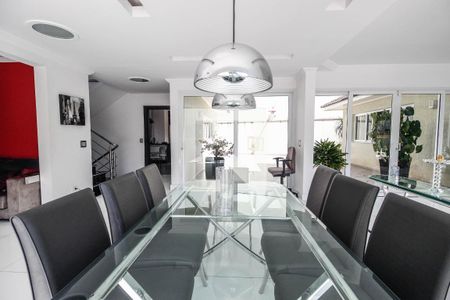 Casa à venda com 640m², 4 quartos e 7 vagas Casa à venda com 640m², 4 quartos e 7 vagasSala de jantar