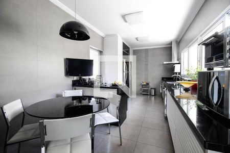 Casa à venda com 640m², 4 quartos e 7 vagas Casa à venda com 640m², 4 quartos e 7 vagasCozinha