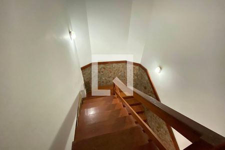 Casa à venda com 230m², 5 quartos e 4 vagasEscada