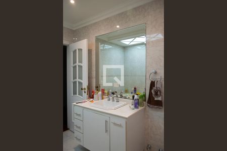 Casa à venda com 365m², 4 quartos e 4 vagas Casa à venda com 365m², 4 quartos e 4 vagasbanheiro quarto 3