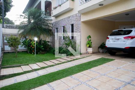 Casa à venda com 365m², 4 quartos e 4 vagas Casa à venda com 365m², 4 quartos e 4 vagasquintal frente