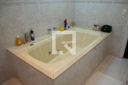 Casa à venda com 365m², 4 quartos e 4 vagas Casa à venda com 365m², 4 quartos e 4 vagasbanheiro quarto 3