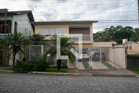 Casa à venda com 365m², 4 quartos e 4 vagas Casa à venda com 365m², 4 quartos e 4 vagasfachada