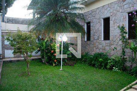 Casa à venda com 365m², 4 quartos e 4 vagas Casa à venda com 365m², 4 quartos e 4 vagasquintal frente