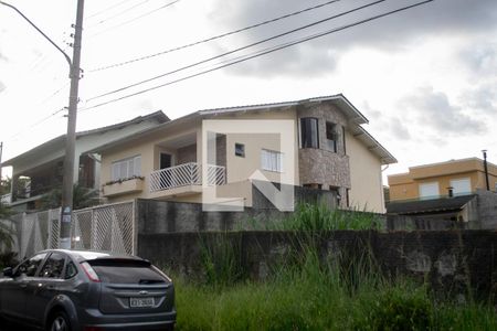 Casa à venda com 365m², 4 quartos e 4 vagas Casa à venda com 365m², 4 quartos e 4 vagasfachada