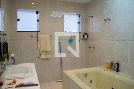 Casa à venda com 365m², 4 quartos e 4 vagas Casa à venda com 365m², 4 quartos e 4 vagasbanheiro quarto 3