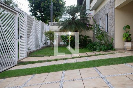 Casa à venda com 365m², 4 quartos e 4 vagas Casa à venda com 365m², 4 quartos e 4 vagasquintal frente