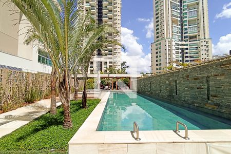 Apartamento à venda com 387m², 4 quartos e 4 vagas Apartamento à venda com 387m², 4 quartos e 4 vagasÁrea comum - Piscina
