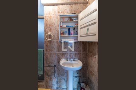 Casa à venda com 350m², 5 quartos e 4 vagas Casa à venda com 350m², 5 quartos e 4 vagasBanheiro Corredor