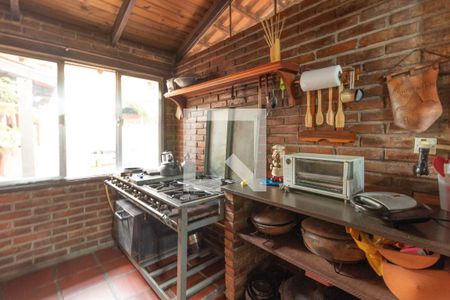 Casa à venda com 350m², 5 quartos e 4 vagas Casa à venda com 350m², 5 quartos e 4 vagasFundos