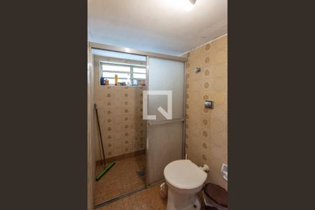 Casa à venda com 215m², 4 quartos e 3 vagas Casa à venda com 215m², 4 quartos e 3 vagasCasa dos Fundos - Banheiro