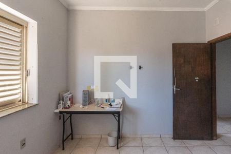 Casa à venda com 215m², 4 quartos e 3 vagas Casa à venda com 215m², 4 quartos e 3 vagasQuarto 1