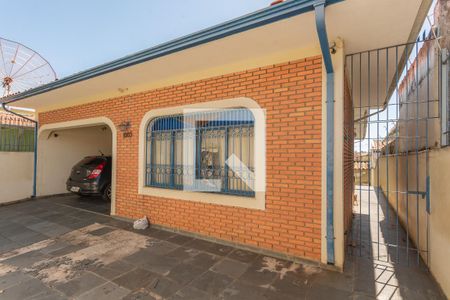 Casa à venda com 215m², 4 quartos e 3 vagas Casa à venda com 215m², 4 quartos e 3 vagasFachada e Garagem