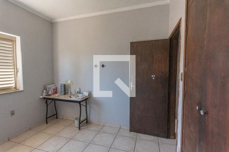 Casa à venda com 215m², 4 quartos e 3 vagas Casa à venda com 215m², 4 quartos e 3 vagasQuarto 1