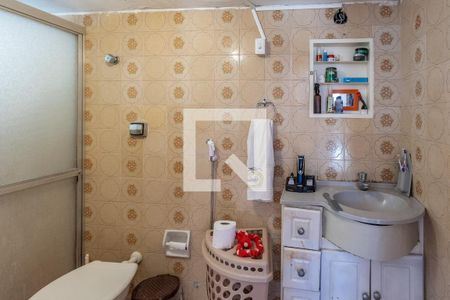 Casa à venda com 215m², 4 quartos e 3 vagas Casa à venda com 215m², 4 quartos e 3 vagasCasa dos Fundos - Banheiro