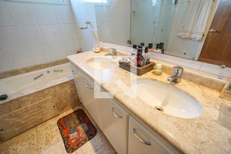 Apartamento à venda com 188m², 4 quartos e 3 vagas Apartamento à venda com 188m², 4 quartos e 3 vagasBanheiro da suíte 1