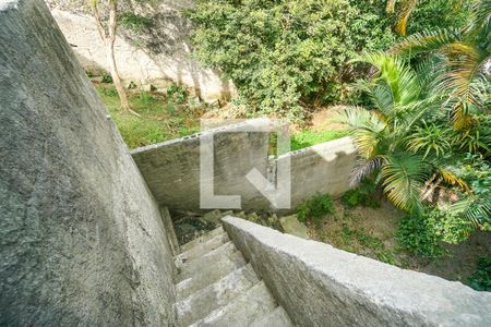 Casa à venda com 190m², 2 quartos e 1 vaga Casa à venda com 190m², 2 quartos e 1 vagaEscada do quintal