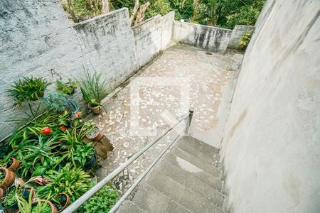 Casa à venda com 190m², 2 quartos e 1 vaga Casa à venda com 190m², 2 quartos e 1 vagaEscada do quintal