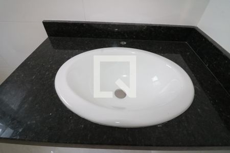 Casa à venda com 70m², 2 quartos e sem vagaBanheiro da Suíte 2 - pia