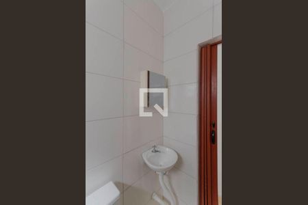 Banheiro de casa para alugar com 1 quarto, 30m² em Jardim Ponte Rasa, São Paulo
