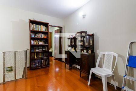 Casa à venda com 315m², 3 quartos e 2 vagasCorredor Escadas