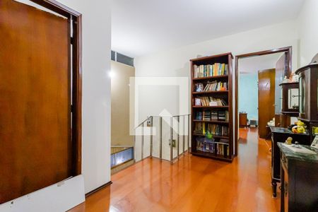 Casa à venda com 315m², 3 quartos e 2 vagasCorredor Escadas