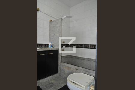 Casa à venda com 420m², 5 quartos e 5 vagasBanheiro do Quarto 1