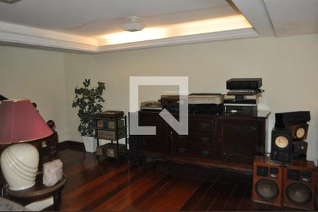 Casa à venda com 420m², 5 quartos e 5 vagasSala de TV