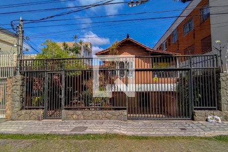 Casa à venda com 310m², 6 quartos e 4 vagasFachada