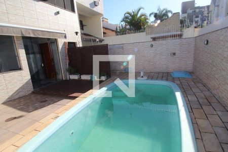 Casa à venda com 276m², 4 quartos e 3 vagas Casa à venda com 276m², 4 quartos e 3 vagasPiscina
