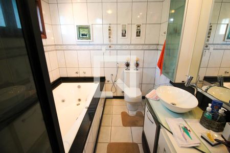 Casa à venda com 276m², 4 quartos e 3 vagas Casa à venda com 276m², 4 quartos e 3 vagasBanheiro da Suíte 1