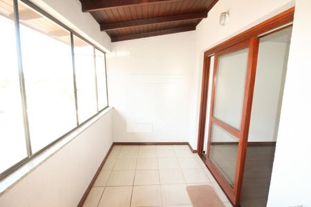 Casa à venda com 276m², 4 quartos e 3 vagas Casa à venda com 276m², 4 quartos e 3 vagasSacada