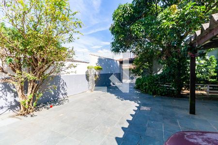 Casa à venda com 230m², 4 quartos e 8 vagas Casa à venda com 230m², 4 quartos e 8 vagasGaragem