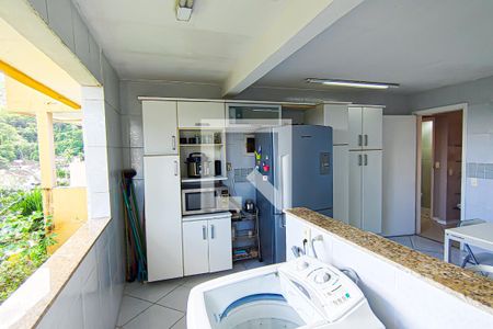Casa para alugar com 300m², 6 quartos e 1 vaga Casa para alugar com 300m², 6 quartos e 1 vagaCozinha e Área de Serviço