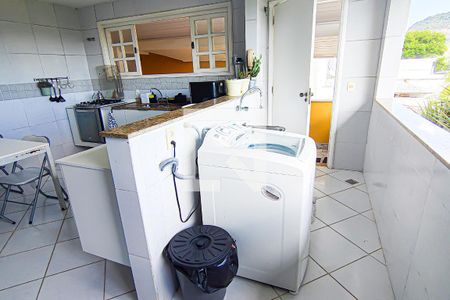 Casa para alugar com 300m², 6 quartos e 1 vaga Casa para alugar com 300m², 6 quartos e 1 vagaCozinha e Área de Serviço