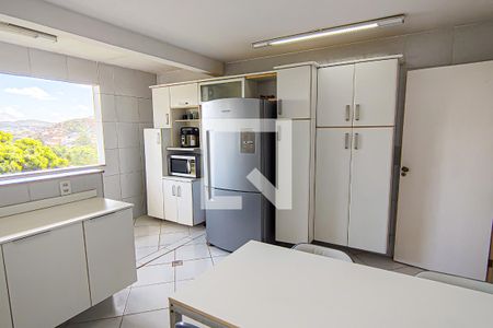 Casa para alugar com 300m², 6 quartos e 1 vaga Casa para alugar com 300m², 6 quartos e 1 vagaCozinha e Área de Serviço