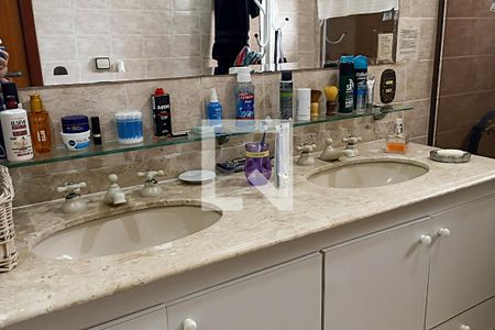 Casa de condomínio à venda com 400m², 4 quartos e 4 vagas Casa de condomínio à venda com 400m², 4 quartos e 4 vagasBanheiro suíte master - Pia