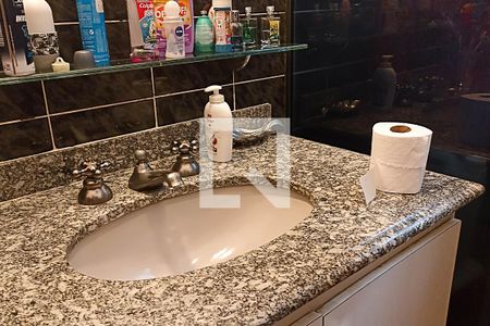 Casa de condomínio à venda com 400m², 4 quartos e 4 vagas Casa de condomínio à venda com 400m², 4 quartos e 4 vagasBanheiro social - Pia