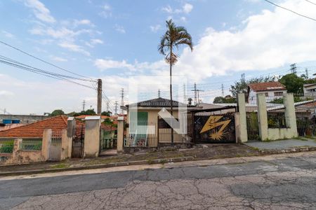 Casa à venda com 180m², 5 quartos e 1 vaga Casa à venda com 180m², 5 quartos e 1 vagaFachada