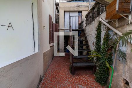 Casa à venda com 180m², 5 quartos e 1 vaga Casa à venda com 180m², 5 quartos e 1 vagaEscada