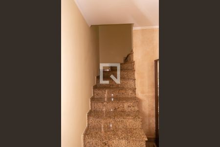 Casa à venda com 225m², 4 quartos e 2 vagasEscada