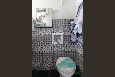 Casa à venda com 318m², 5 quartos e 4 vagas Casa à venda com 318m², 5 quartos e 4 vagasBanheiro