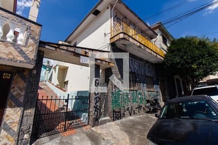 Casa à venda com 318m², 5 quartos e 4 vagas Casa à venda com 318m², 5 quartos e 4 vagasFachada