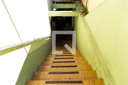 Casa à venda com 125m², 3 quartos e 3 vagasCorredor externo - Escada