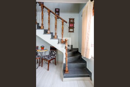 Apartamento à venda com 137m², 3 quartos e 2 vagas Apartamento à venda com 137m², 3 quartos e 2 vagasEscada