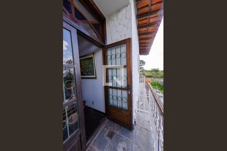 Casa à venda com 595m², 6 quartos e 4 vagas Casa à venda com 595m², 6 quartos e 4 vagasVaranda